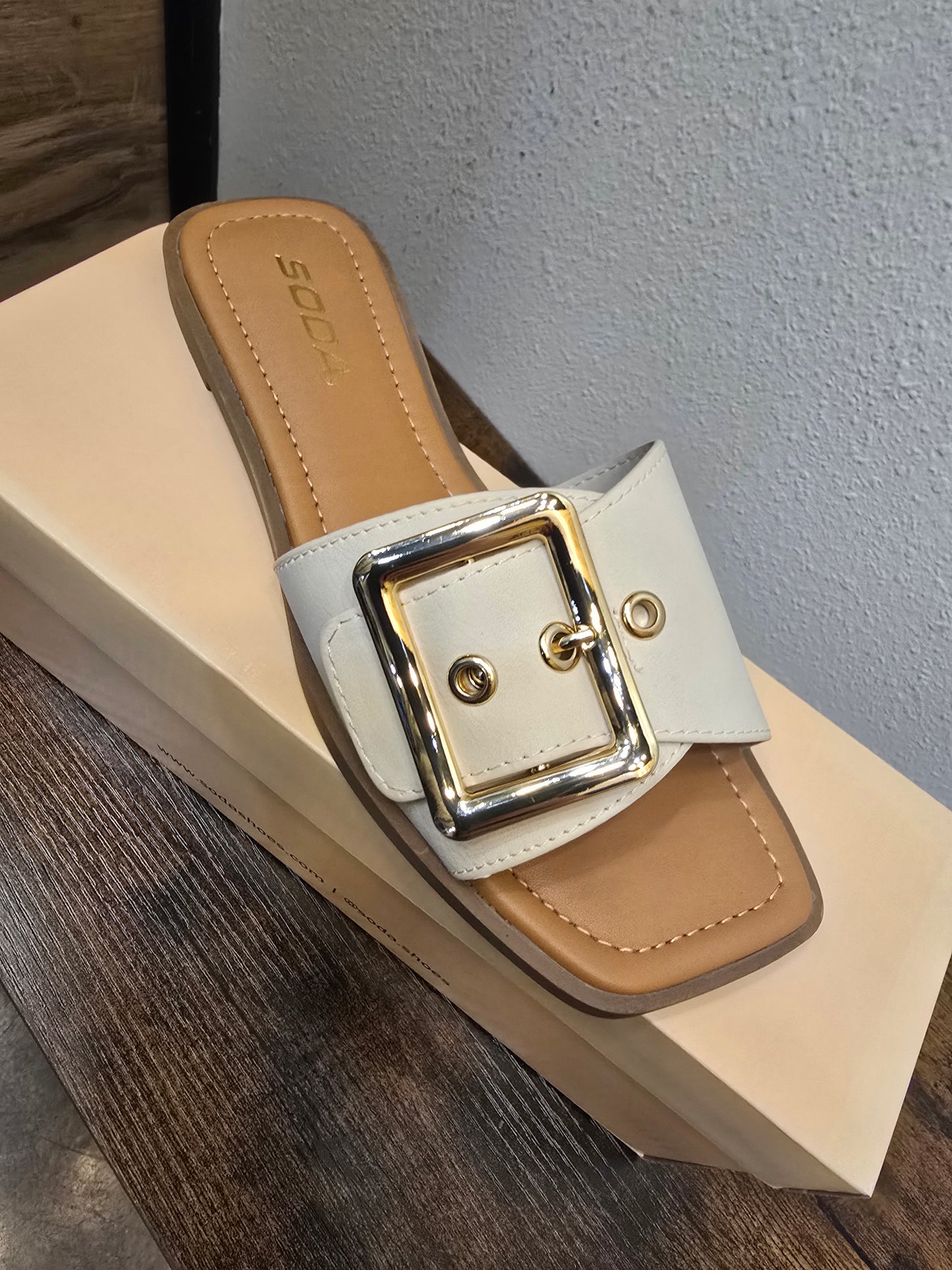 "Opera" Beige Buckle Slide